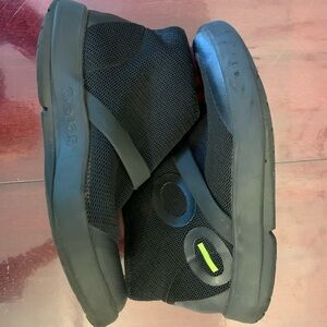 Oofos Ezee high top recovery shoe